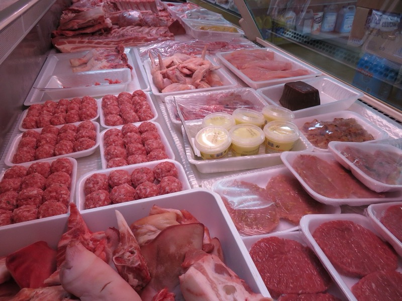 Bandejas de carne porcionada em uma vitrine refrigerada