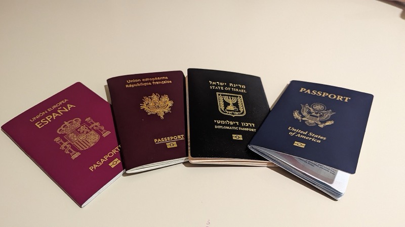 Passaportes da Espanha, da França e de outros países lado a lado